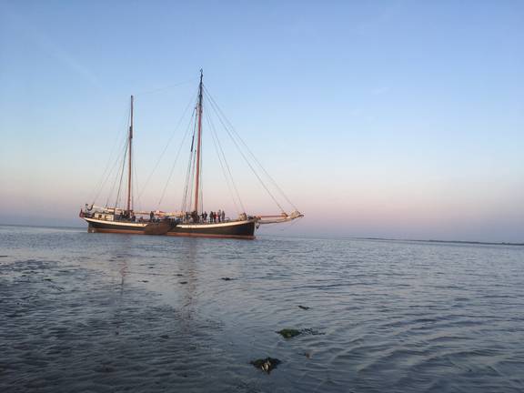 Avontuur on the tidal flats at low tide in the evening light