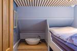 Cabin with a bunk bed, washbasin and skylight on the Avontuur