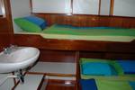 Cabin with a bunk bed and washbasin on the tjalk Aagtje