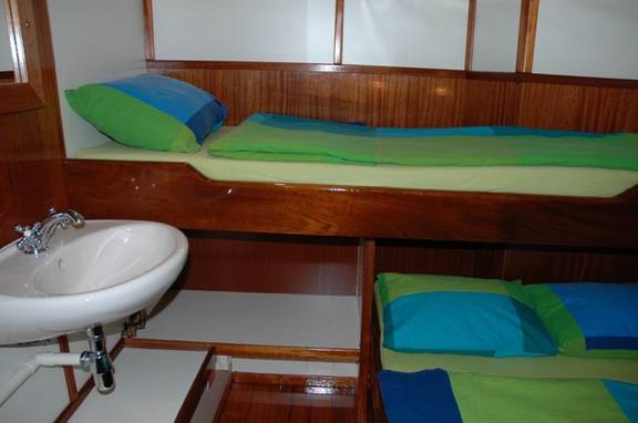 Cabin with a bunk bed and washbasin on the tjalk Aagtje
