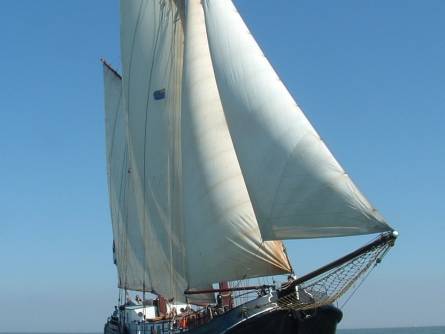 Tjalk Aagtje under sail, viewed from the bow