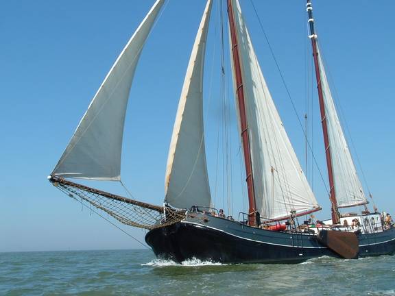 Tjalk Aagtje sailing on open water