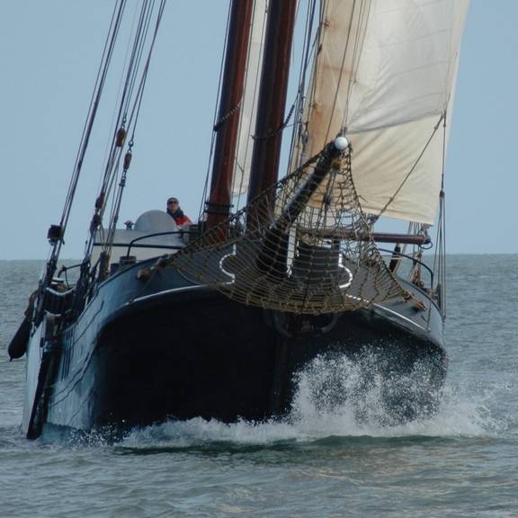Bow of the tjalk Aagtje moving through the waves
