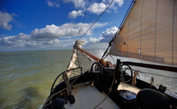Water spraying beside the deck of the Albatros under sail