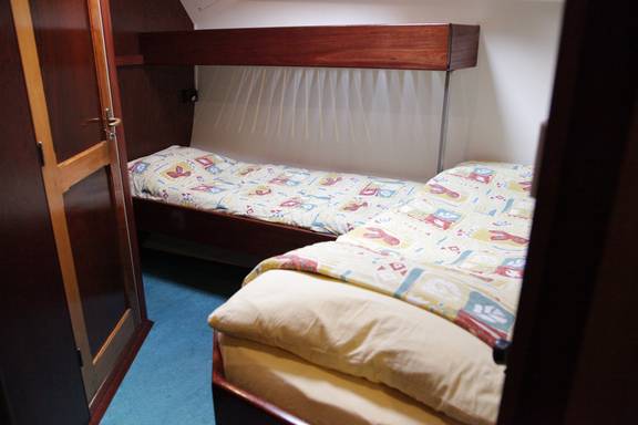 Twin-berth cabin with separate beds on the Aldebaran