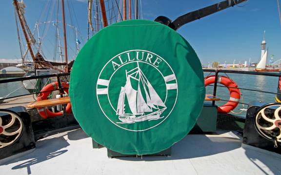 Green wheel cover with the Allure logo