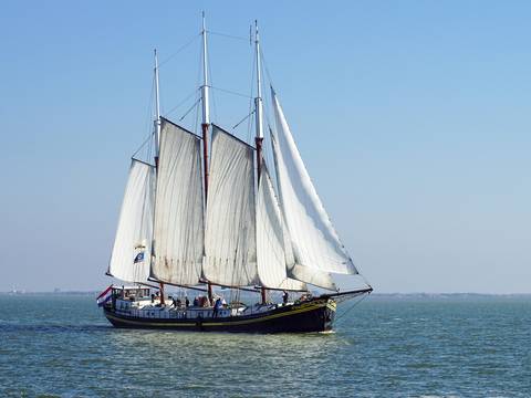 Ambiance under white sails on open water
