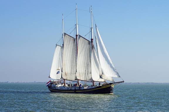 Ambiance under white sails on open water