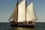 Anna Trijntje under sail, viewed from the stern