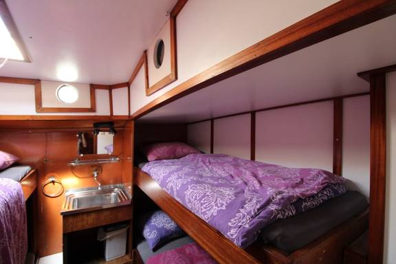 Four-berth cabin with bunk beds on the Anna Trijntje