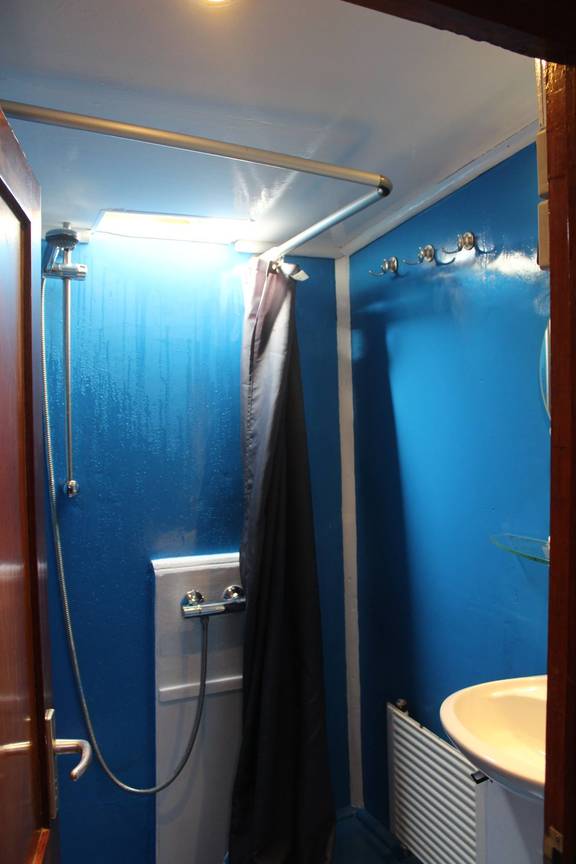 Shower with blue walls on the Anna Trijntje