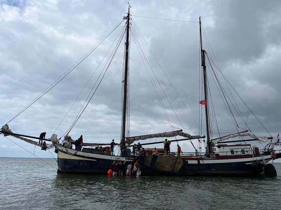 Anna Trijntje on the Wadden Sea with sails lowered