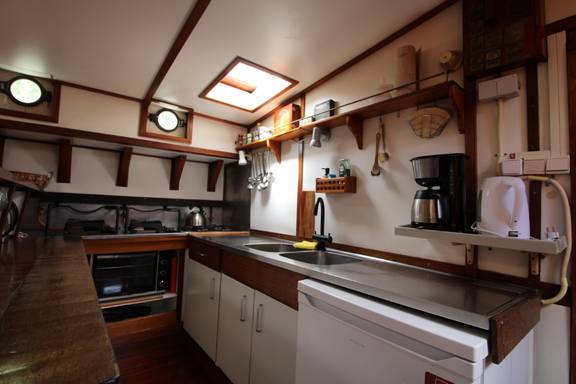 Galley with a worktop and cooker on the Anna Trijntje