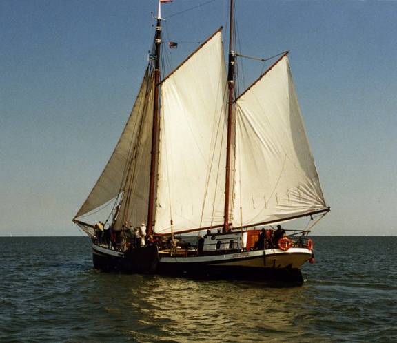 Anna Trijntje under sail, viewed from the stern