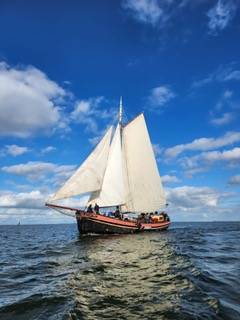 Clipper Anna under white sails, viewed from the bow