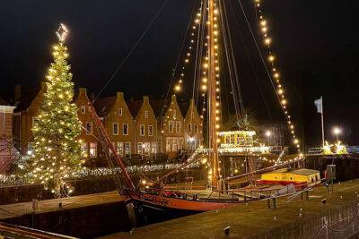 Clipper Anna with festive lights in the evening