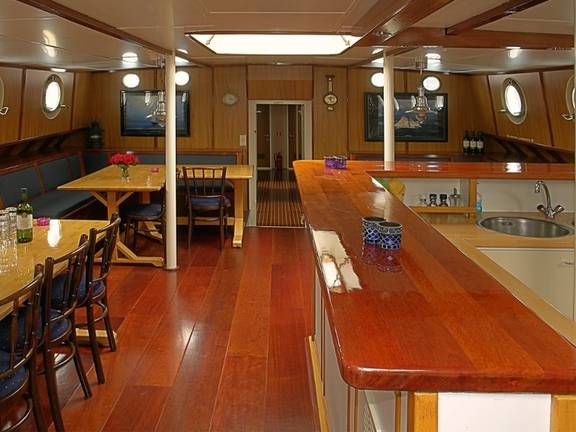 Saloon of the Avanti with long wooden dining tables