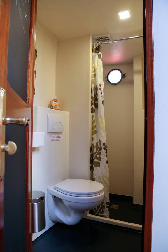 Toilet and shower aboard the Avondrood