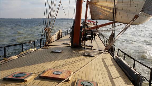 Wooden deck of the Avontuur while sailing