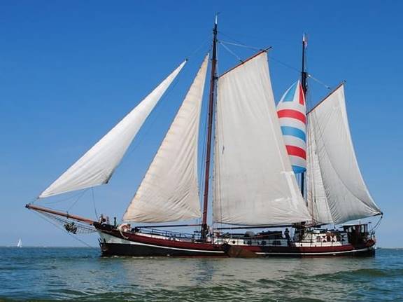 Boekanier under white sails on open water