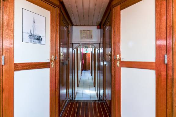 Corridor along the cabins of the Boekanier