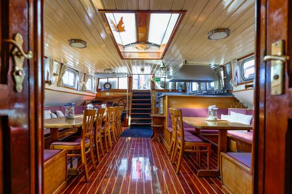Saloon of the Boekanier with wooden tables and chairs