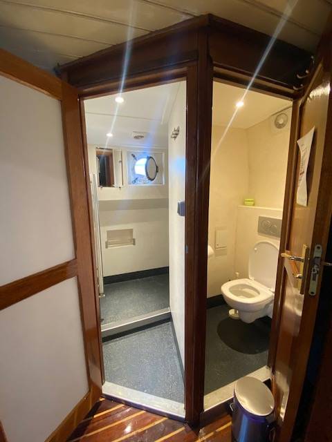 Shower and toilet aboard the Boekanier