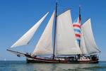 Boekanier under white sails on open water