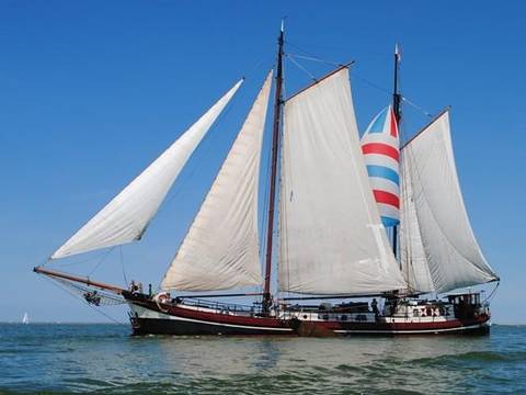 Boekanier under white sails on open water
