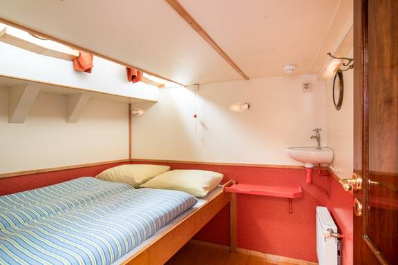 Twin-berth cabin with a bunk bed on the Bonnefooi