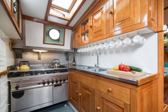Wooden galley with a cooker and worktop on the Bonnefooi