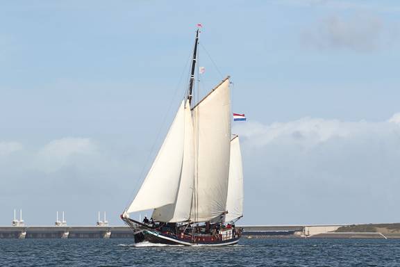 Bonnefooi under white sails on open water