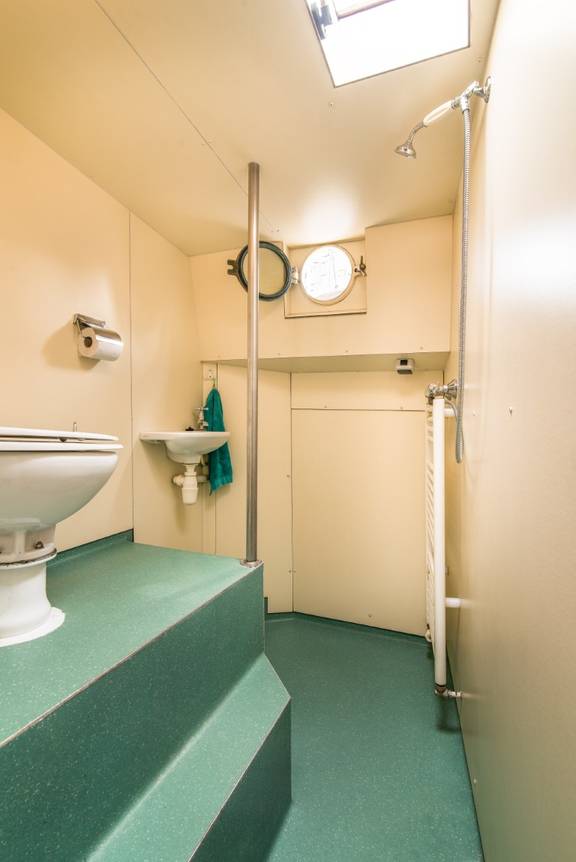 Shower and washbasin aboard the Bonnefooi
