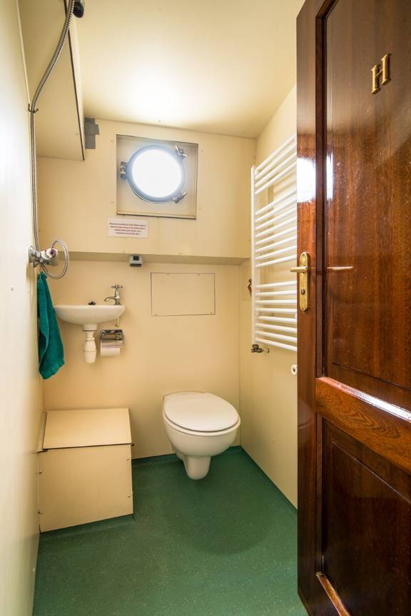 Toilet and washbasin in the bathroom of the Bonnefooi