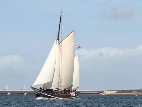 Bonnefooi under white sails on open water