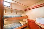 Twin-berth cabin with a bunk bed and washbasin on the Bonnefooi