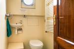 Toilet and washbasin in the bathroom of the Bonnefooi