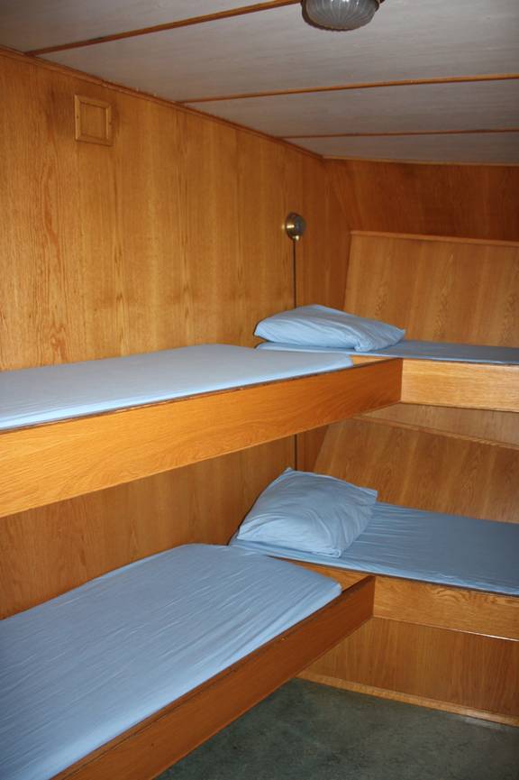 Cabin with wooden bunk beds on the Broedertrouw