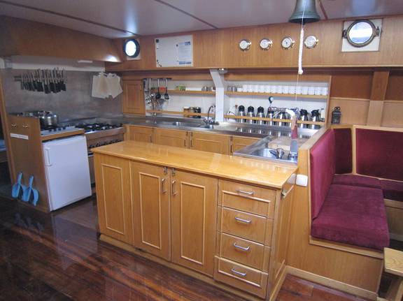 Wooden galley with a cooker and worktop on the Broedertrouw