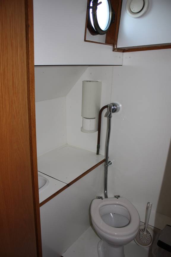 Toilet and shower aboard the Broedertrouw