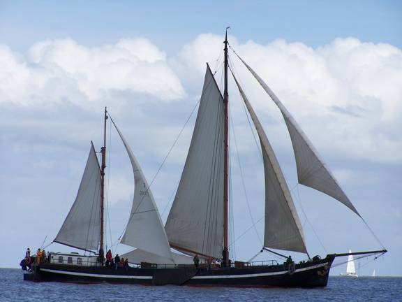 Two-masted clipper Broedertrouw under white sails