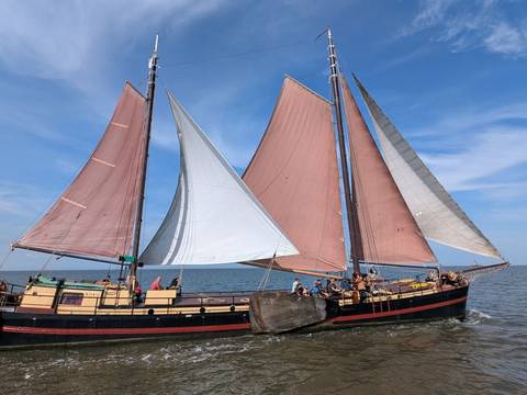 Chateauroux under sail, viewed from the side