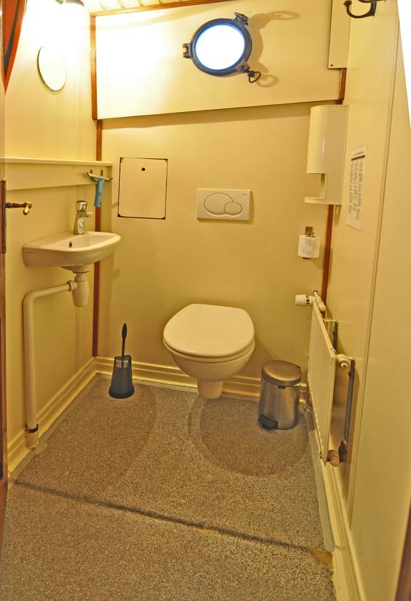 Toilet and washbasin in the bathroom of the Chateauroux