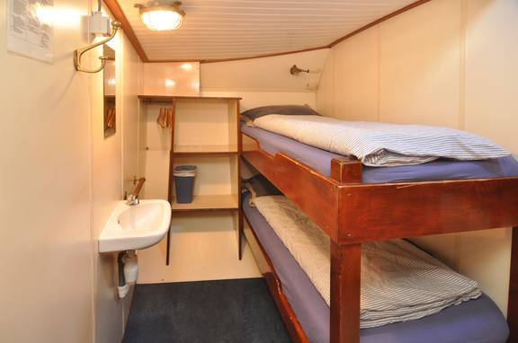 Cabin with a bunk bed and washbasin on the Chateauroux