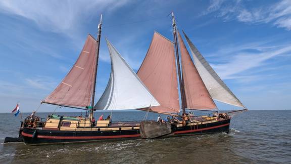 Chateauroux under sail, viewed from the side
