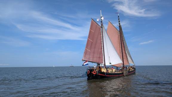 Chateauroux under brown sails, viewed from the stern