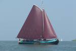 Dankbaarheid under full brown sails on the water