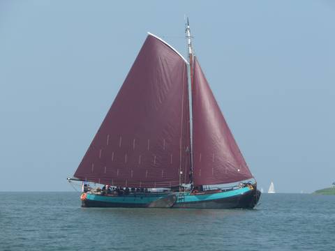 Dankbaarheid under full brown sails on the water