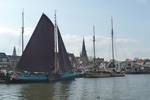 Dankbaarheid under brown sails in the harbour of Monnickendam
