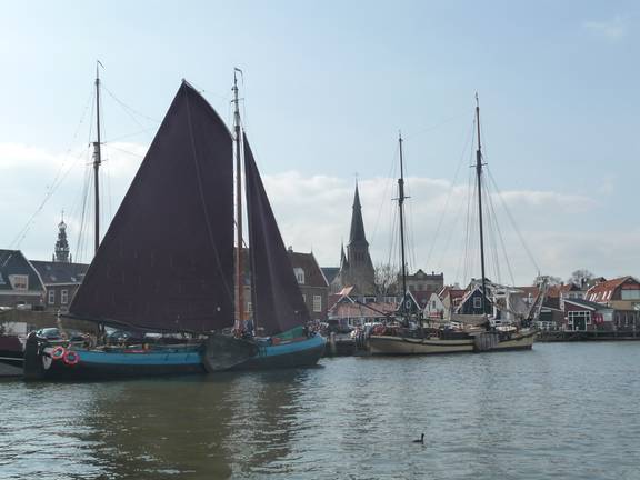 Dankbaarheid under brown sails in the harbour of Monnickendam